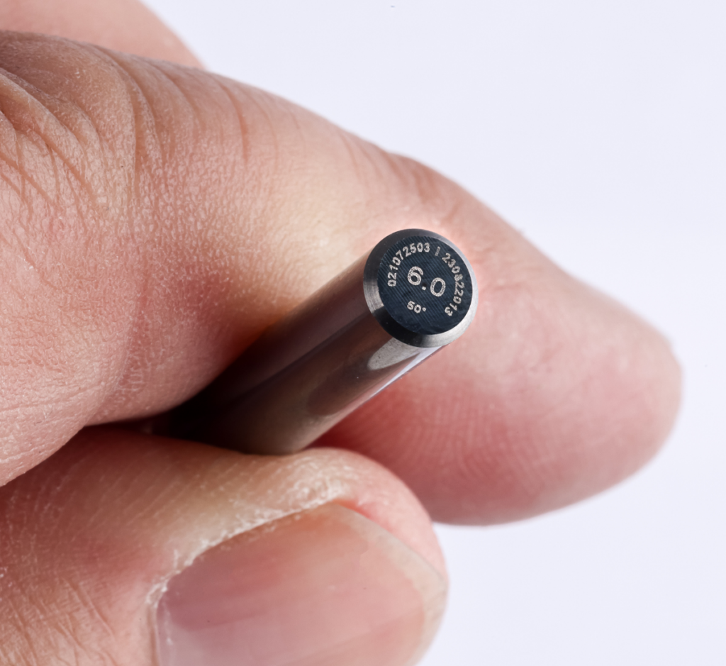 Marquage au laser très précis sur une petite pièce avec la machine LaserKube MAX