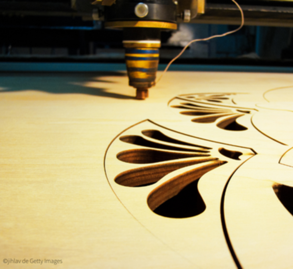 Découpe et marquage laser sur une planche de bois