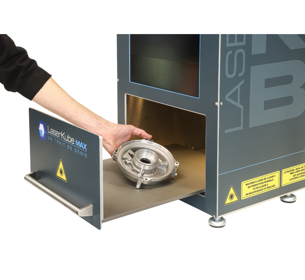Main_Canva Une machine 100% recyclée pour des gravures laser écologiques