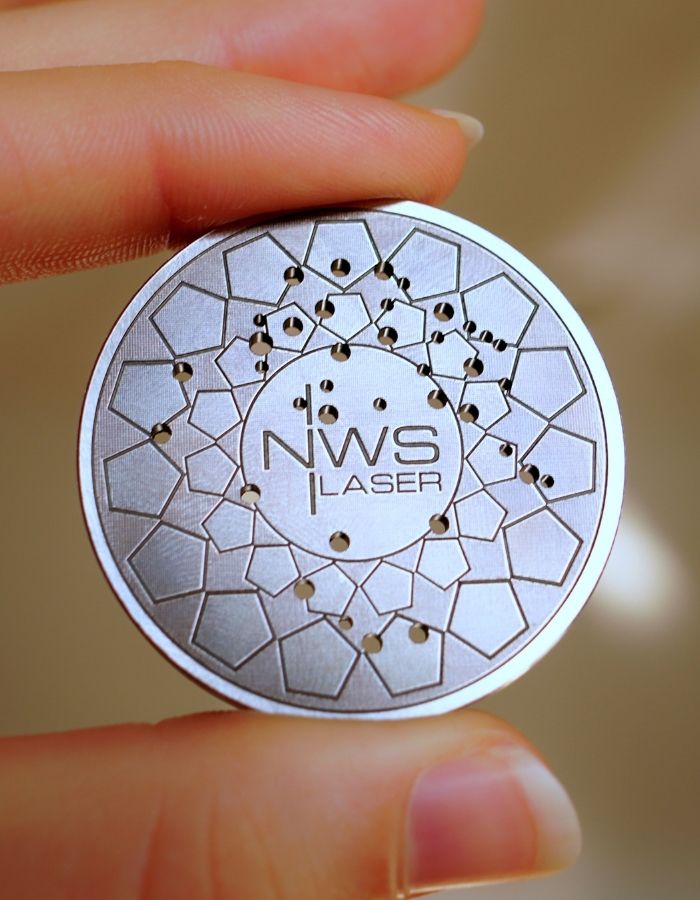 Marquage et gravure laser sur une pièce métallique